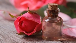 Як використовувати рожеву воду у догляді за волоссям?